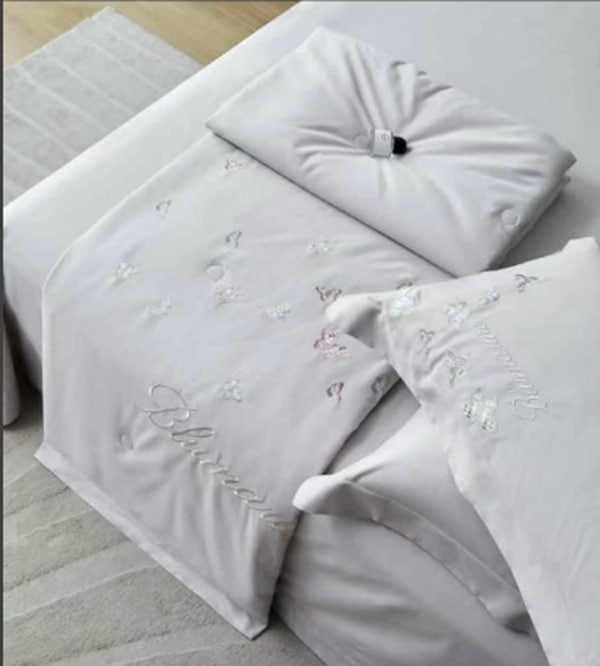 КПГ-465/сер Постельное с одеялом Blumarine с вышивкой 250*250/50*70-2 Наполнитель бамбук шелк серый