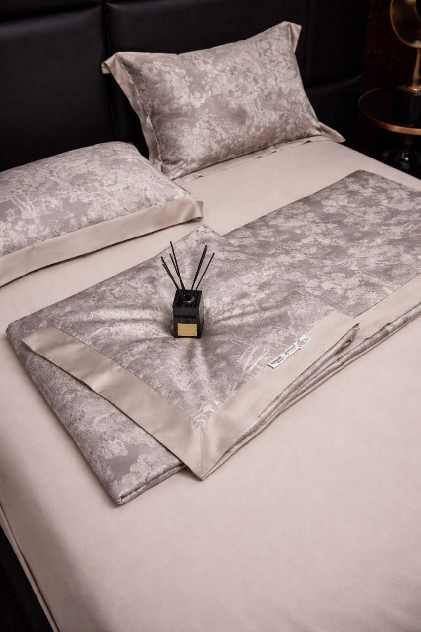 КПГ-521/тем.беж Постельное белье с одеялом DIOR Семейный 150*210-2/ 250*250-1/ 50*70-2 беж100% Люкс Сатин (плотность 100)