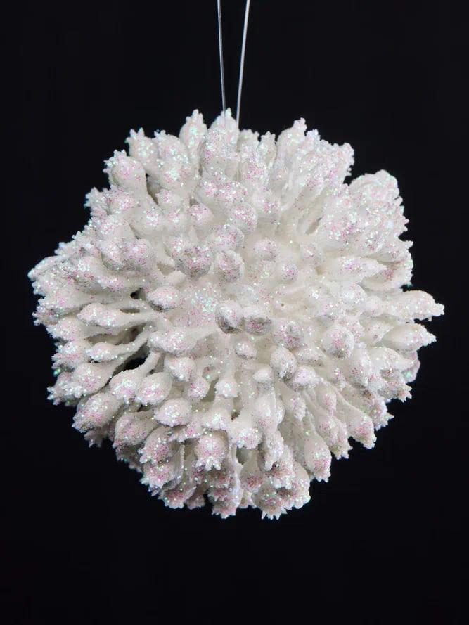 РТР 88884 ПРЕМИУМ ЕЛОЧНАЯ ИГРУШКА ШАР ИЗ ЯГОДОК БЕЛЫЙ С ПЕРЛАМУТРОВЫМ ГЛИТТЕРОМ Ø 8 СМ