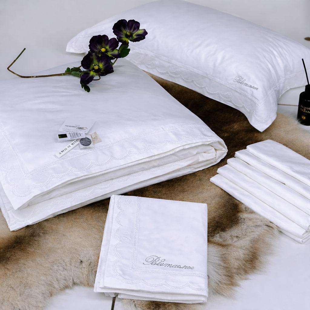 КПГ-486/бел Постельное белье Blumarine с одеялом семейное 150*200-2шт/250*250/ 50*70-2 белый люкс Сатин наполнители 50%бамбук+50%шелк