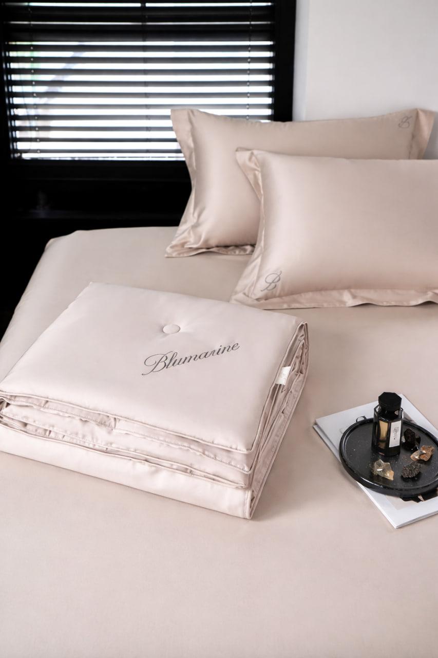 КПГ-552/бел Постельное белье с одеялом Blumarine семейный:одеяло:150-200см-2шт;простыня:250-250см; наволочки:50-70см-2шт